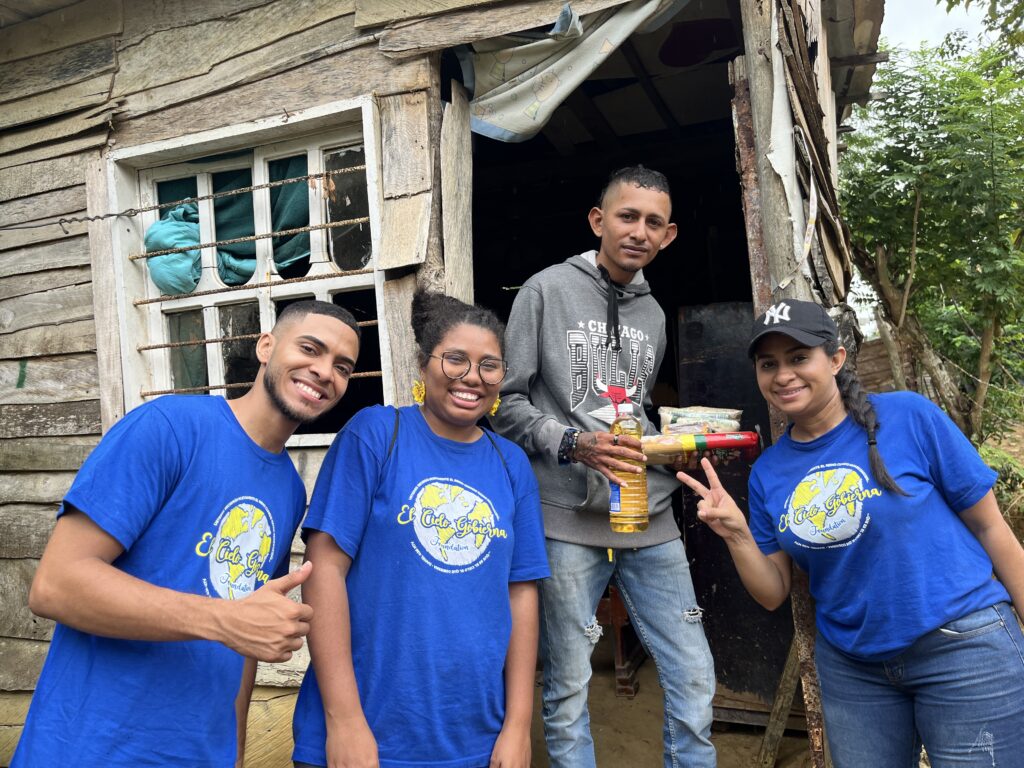 Voluntarios de la Fundación El Cielo Gobierna entregando ayuda a una familia