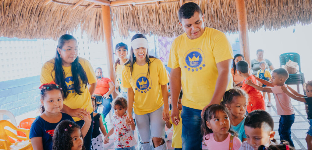 Niños y voluntarios de la Fundación El Cielo Gobierna compartiendo en comunidad