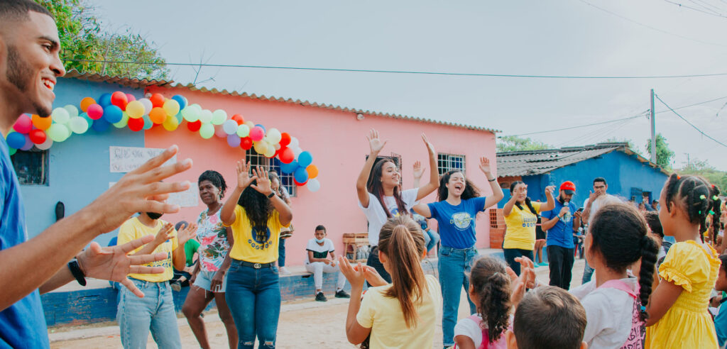 Voluntarios sirviendo a una comunidad con la Fundación El Cielo Gobierna
