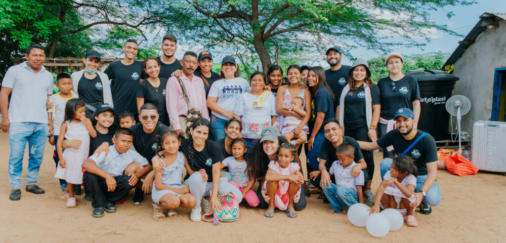 Voluntarios de la Fundación El Cielo Gobierna sirviendo a niños en una comunidad