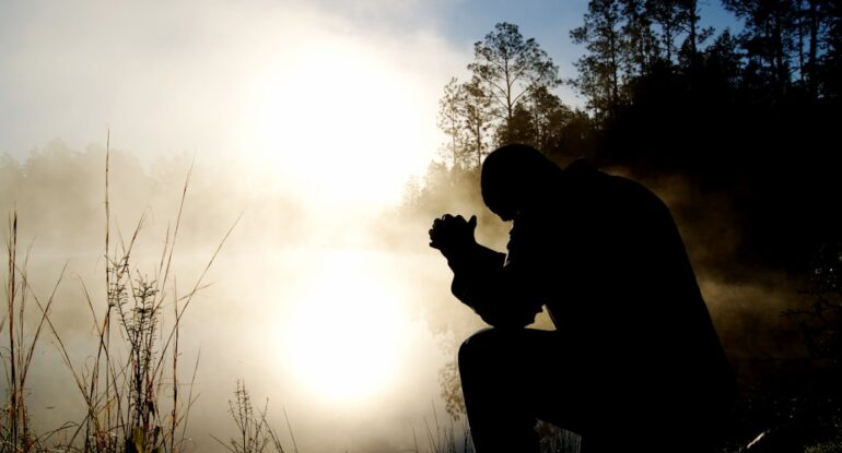 Persona contemplando un amanecer como símbolo de esperanza y confianza en la bondad de Dios