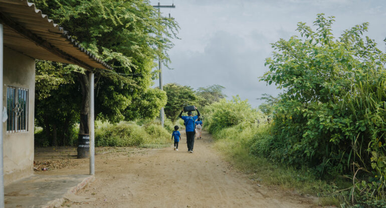 Voluntarios de la Fundación El Cielo Gobierna caminando por una comunidad durante una misión en Magdalena