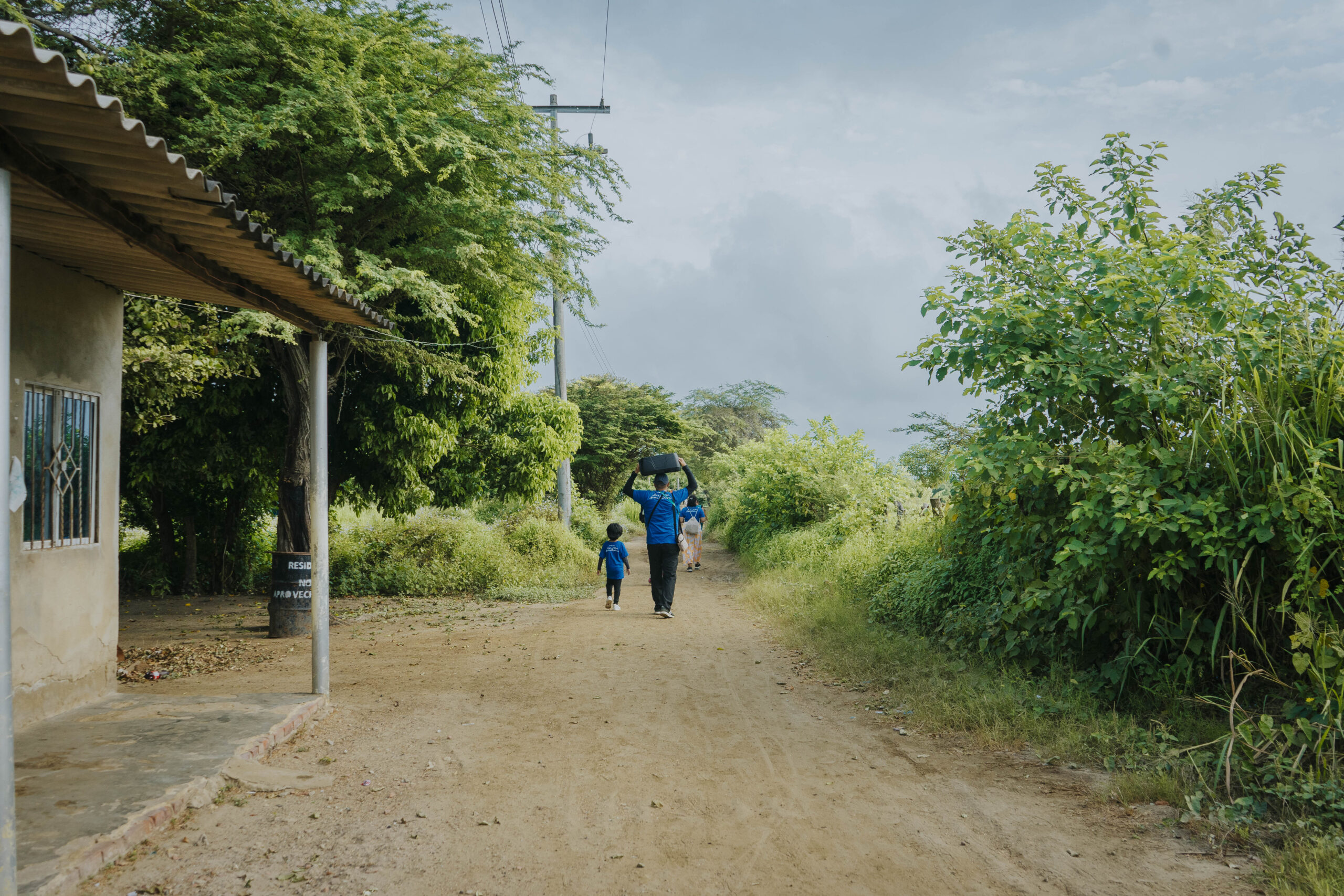 Voluntarios de la Fundación El Cielo Gobierna caminando por una comunidad durante una misión en Magdalena