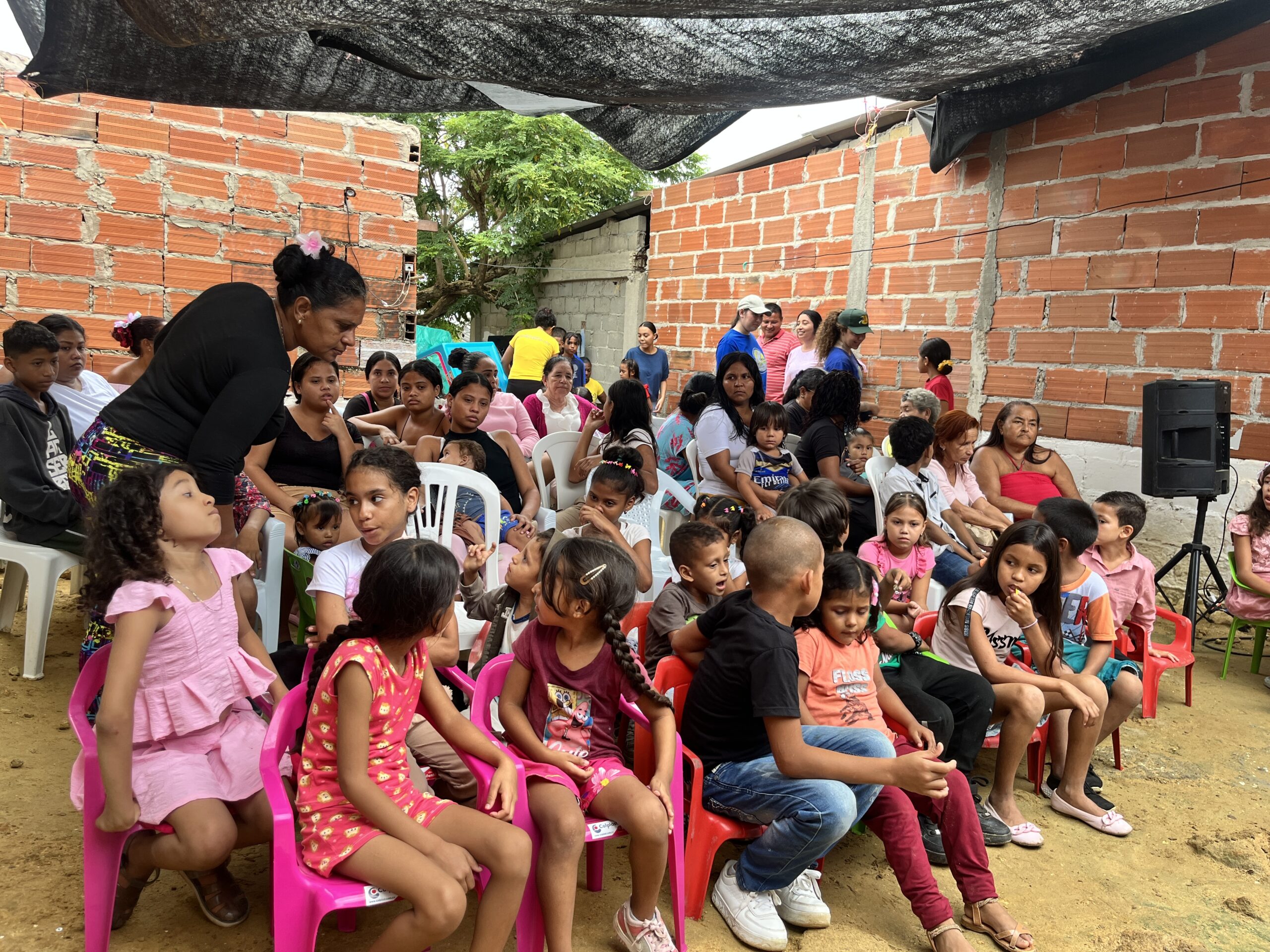 Niños reunidos durante una jornada comunitaria