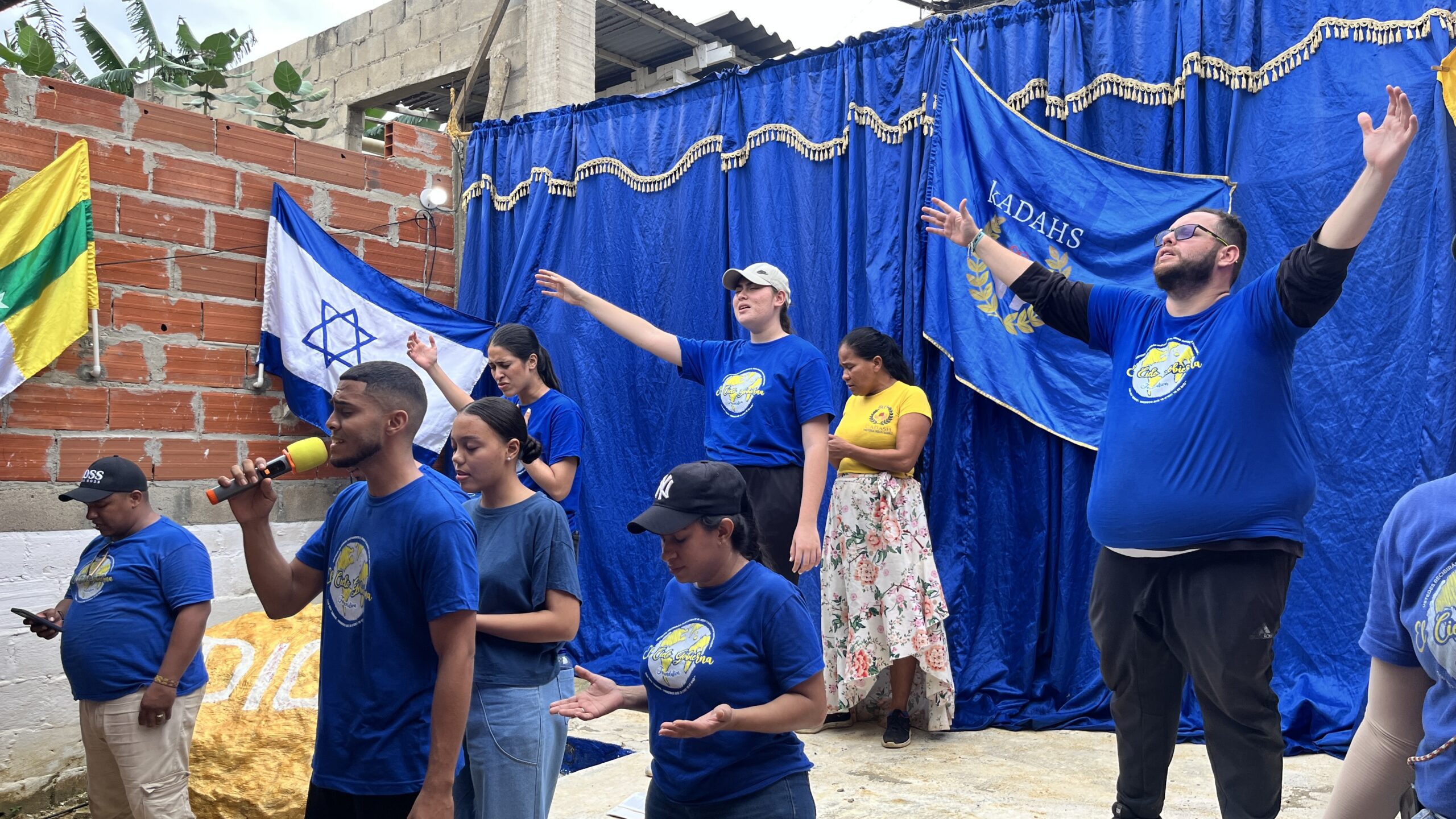 Voluntarios liderando una actividad de fe con los niños