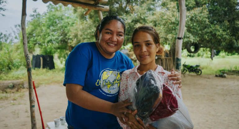 Voluntaria de la Fundación El Cielo Gobierna acompañando a una mujer durante una jornada de servicio