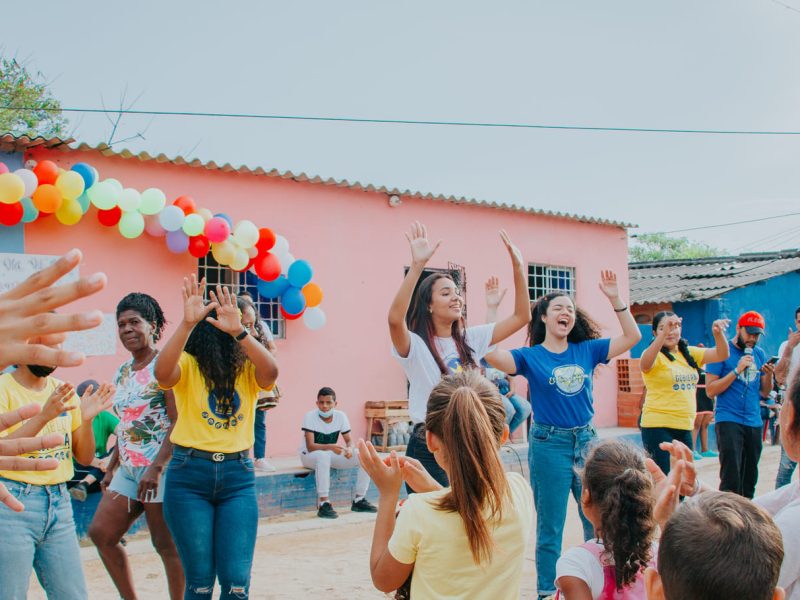 Voluntarios sirviendo a una comunidad con la Fundación El Cielo Gobierna