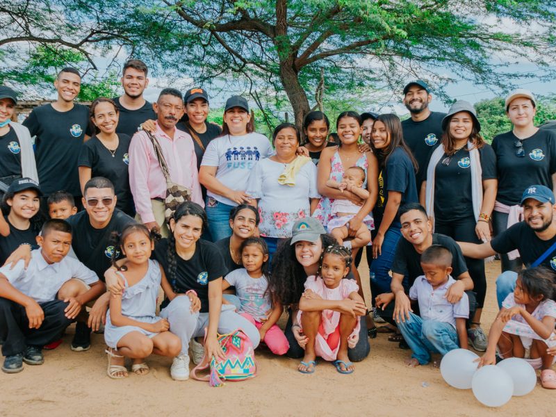 Voluntarios de la Fundación El Cielo Gobierna sirviendo a niños en una comunidad